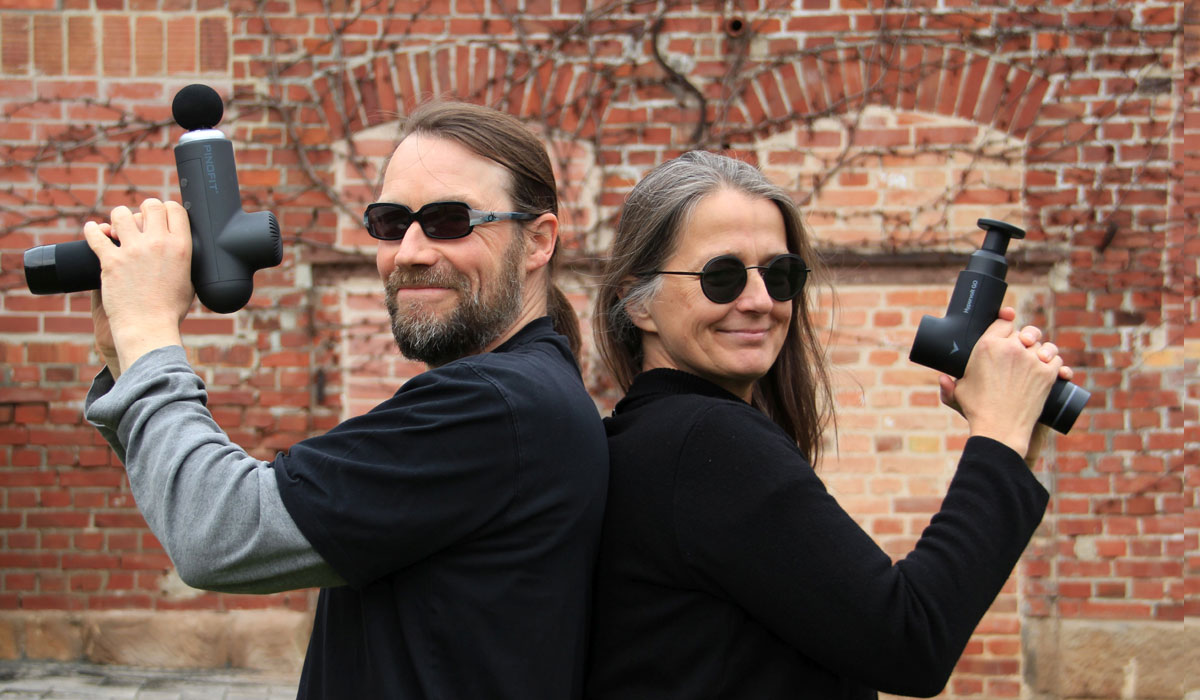 Stefan Jäger und Annette Mucker posieren mit der Massagepistole James Bond like